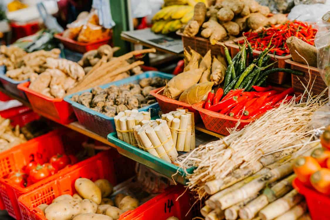 Mercato locale con prodotti sfusi e senza plastica